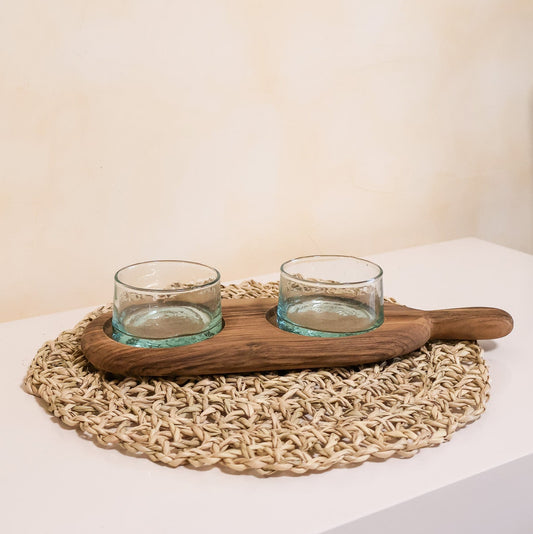 Alt Tag: Planche apéro & duo de verrines en bois de noyer avec deux verrines en verre, set apéritif élégant pour table