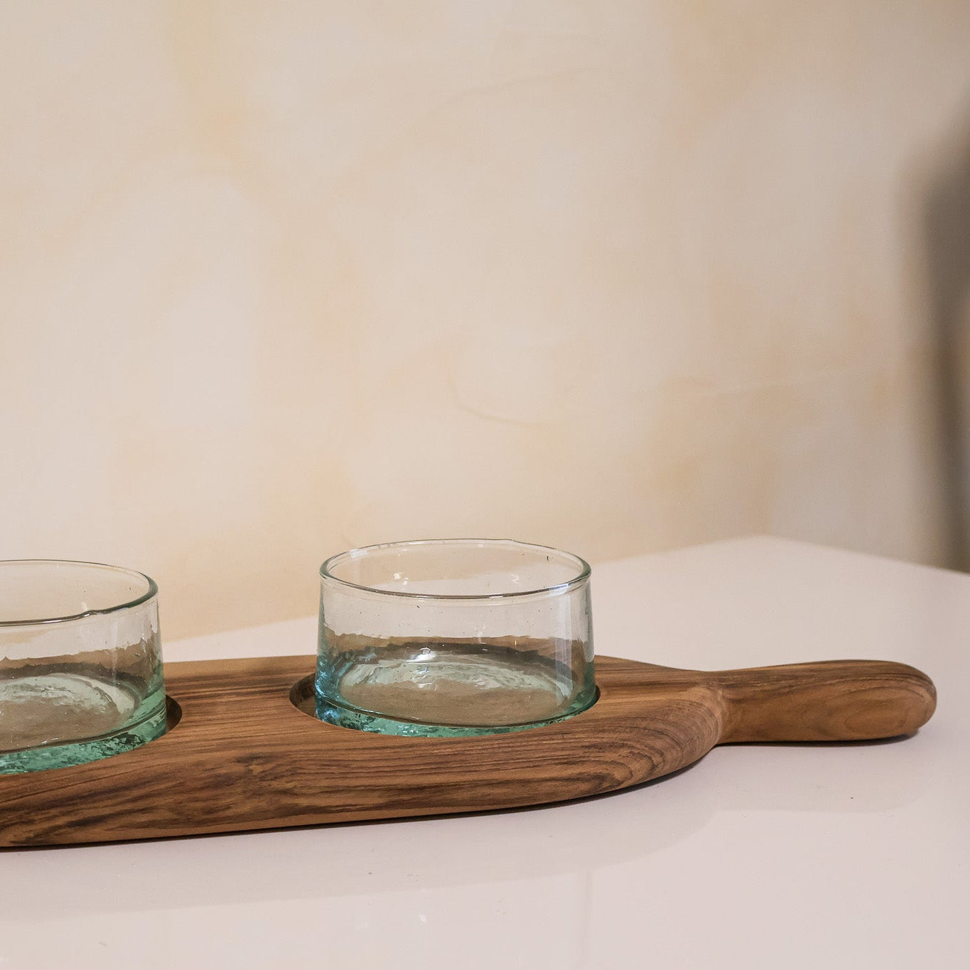 Alt Tag: Planche apéro & duo de verrines en noyer avec deux verrines en verre, set apéritif élégant pour houmous, olives et tapenade