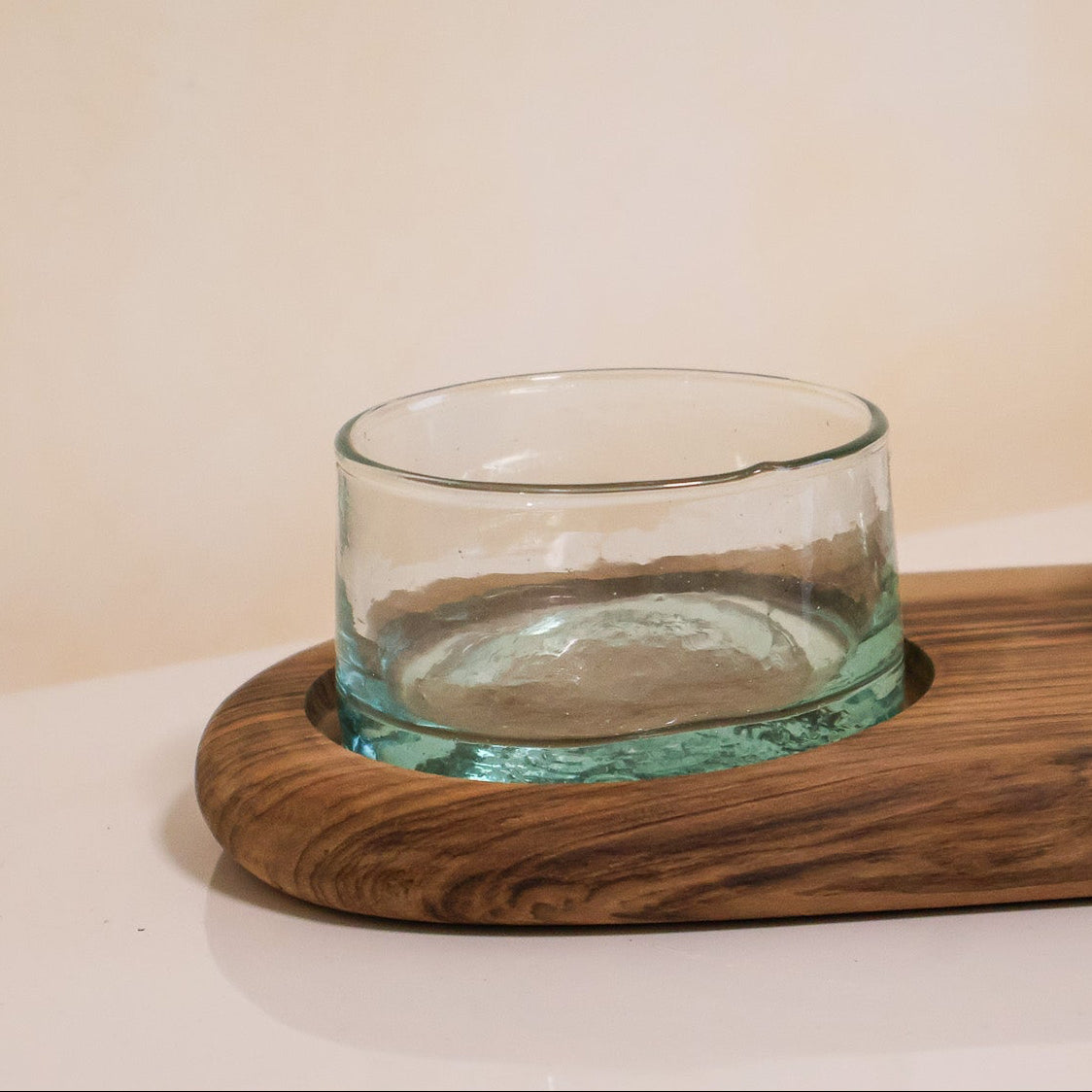 Alt Tag: Planche apéro & duo de verrines avec verrine en verre sur planche en bois de noyer, set apéritif élégant