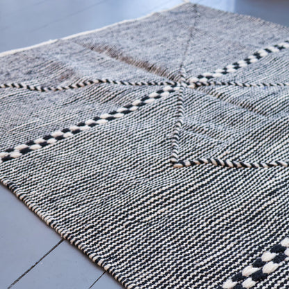 Tapis Zanafi berbère – Laine tissée main du Maroc, noir/écru (101 × 147 cm)