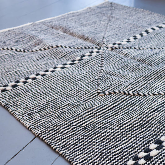 Tapis Zanafi berbère – Laine tissée main du Maroc, noir/écru (101 × 147 cm)