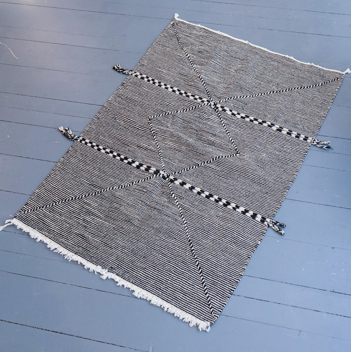 Tapis Zanafi berbère – Laine tissée main du Maroc, noir/écru (101 × 147 cm)