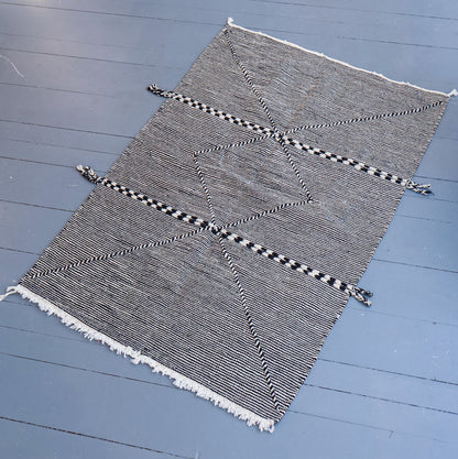 Tapis Zanafi berbère – Laine tissée main du Maroc, noir/écru (101 × 147 cm)