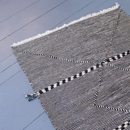 Tapis Zanafi berbère – Laine tissée main du Maroc, noir/écru (101 × 147 cm)