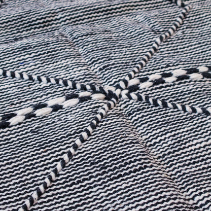 Tapis Zanafi berbère – Laine tissée main du Maroc, noir/écru (101 × 147 cm)