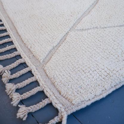 Tapis berbère blanc à motifs Beni Ouarain – Laine blanche tissée main (107 × 140 cm)
