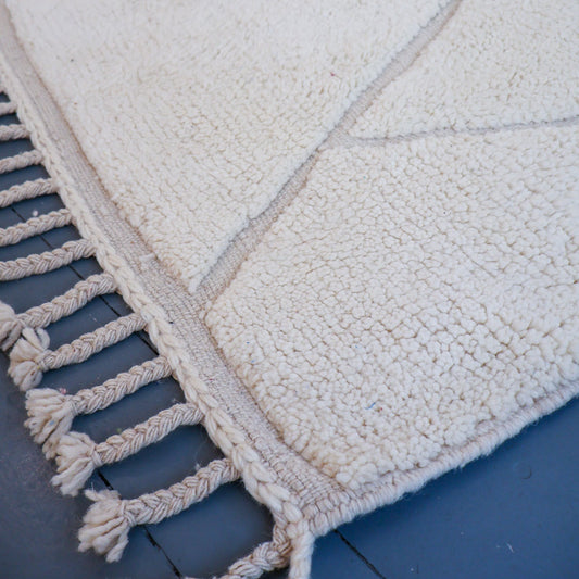 Tapis berbère blanc à motifs Beni Ouarain – Laine blanche tissée main (107 × 140 cm)