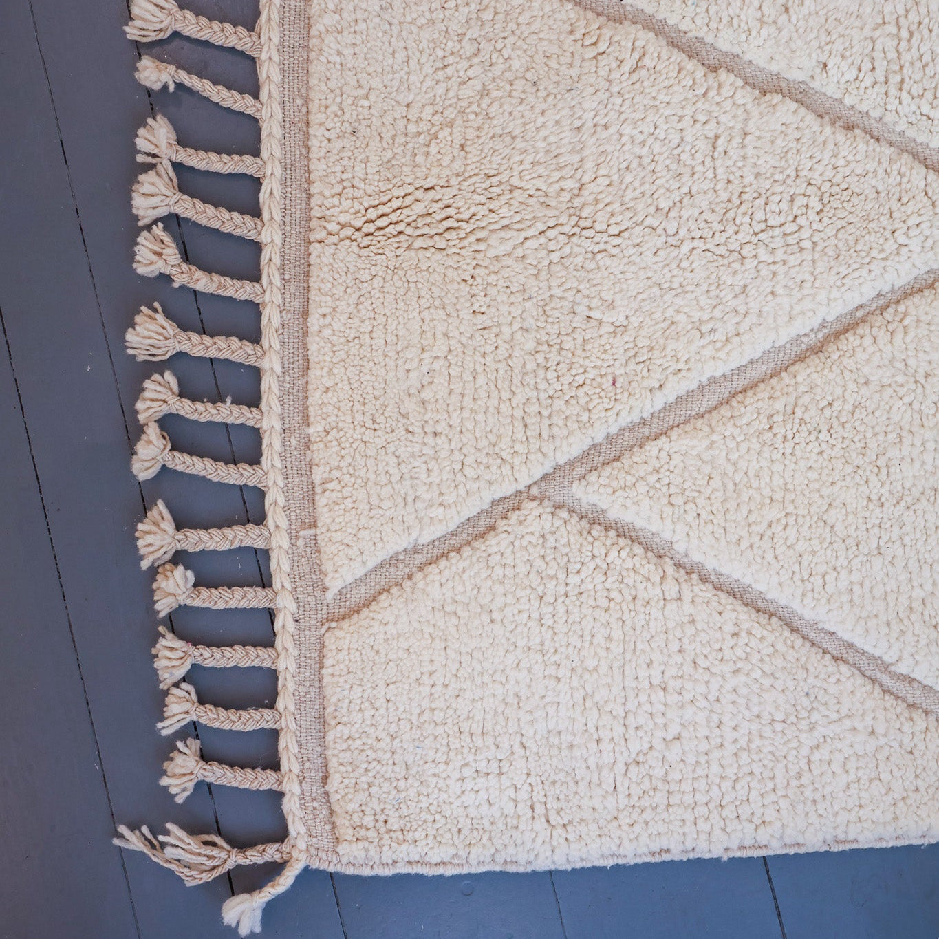 Tapis berbère blanc à motifs Beni Ouarain – Laine blanche tissée main (107 × 140 cm)