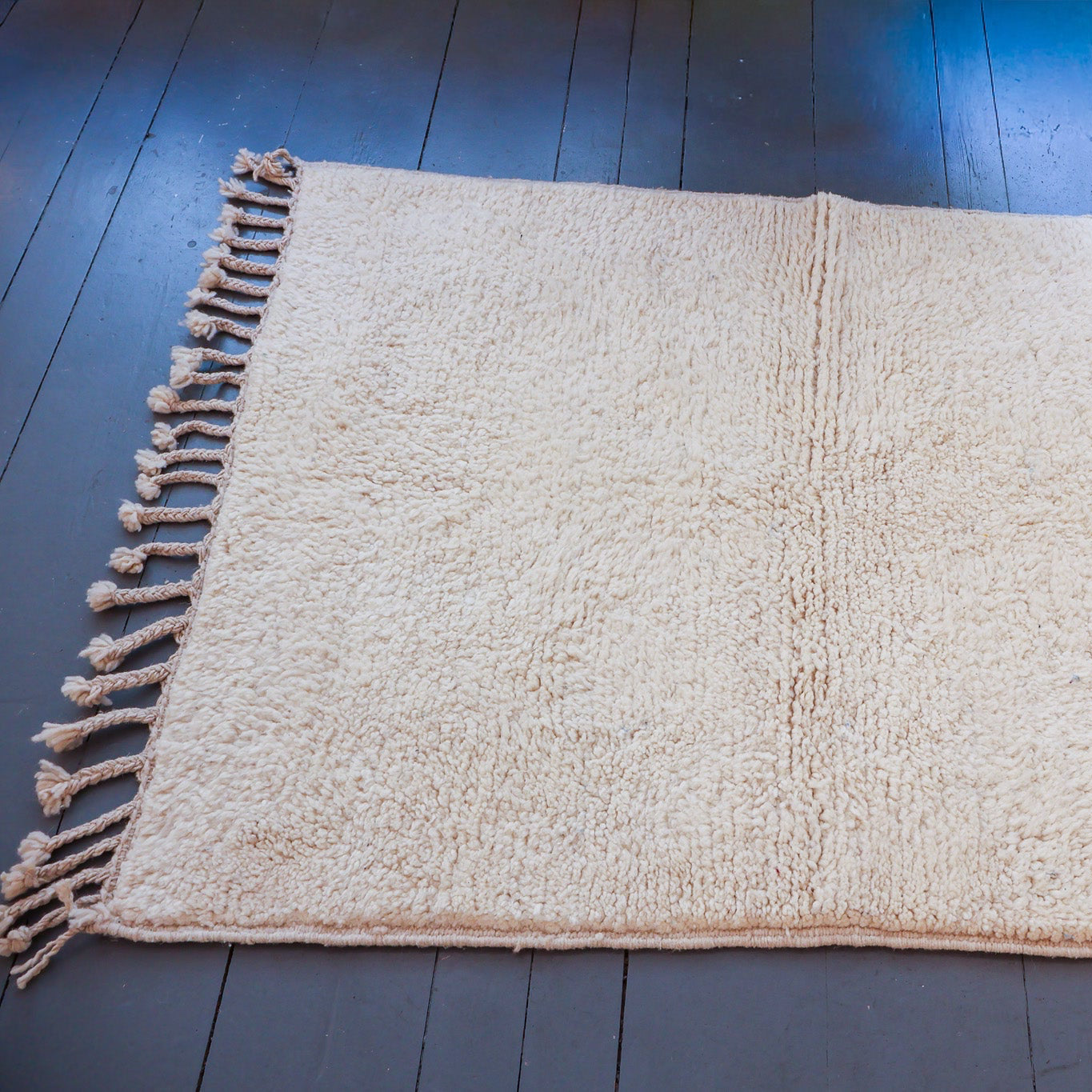 Tapis berbère blanc uni Beni Ouarain – Laine blanche tissée main (107 × 140 cm)