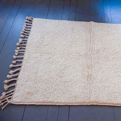 Tapis berbère blanc uni Beni Ouarain – Laine blanche tissée main (107 × 140 cm)