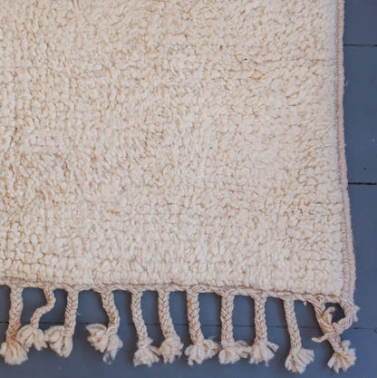 Tapis berbère blanc uni Beni Ouarain – Laine blanche tissée main (107 × 140 cm)