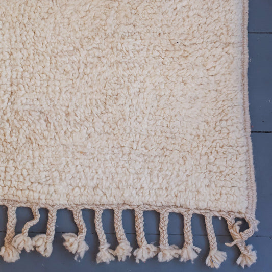 Tapis berbère blanc uni Beni Ouarain – Laine blanche tissée main (107 × 140 cm)