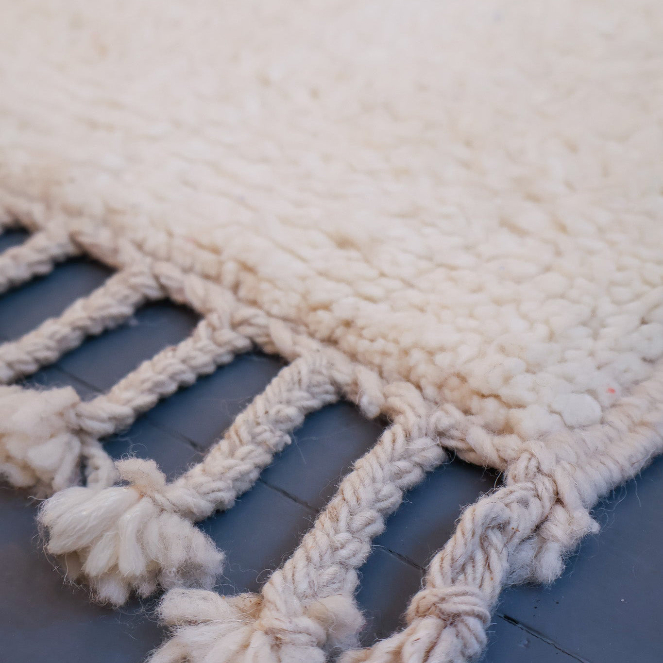 Tapis berbère blanc uni Beni Ouarain – Laine blanche tissée main (107 × 140 cm)