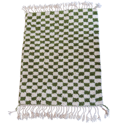 Tapis berbère Beni Ouarain – Motif damier vert et écru en laine tissée main (110 × 147 cm)