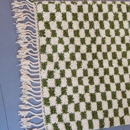 Tapis berbère Beni Ouarain – Motif damier vert et écru en laine tissée main (110 × 147 cm)