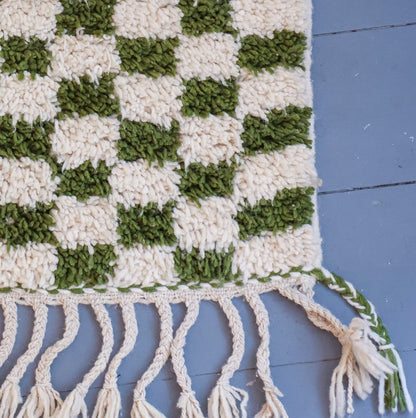Tapis berbère Beni Ouarain – Motif damier vert et écru en laine tissée main (110 × 147 cm)