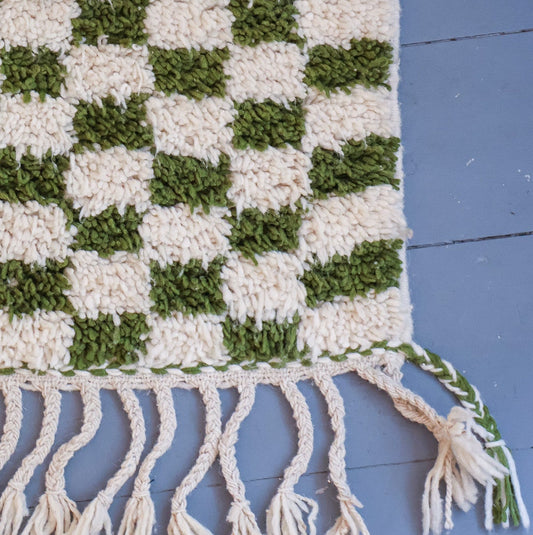 Tapis berbère Beni Ouarain – Motif damier vert et écru en laine tissée main (110 × 147 cm)
