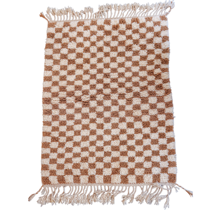 Tapis berbère Beni Ouarain – Motif damier beige et blanc en laine tissée main (108 × 150 cm)