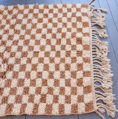 Tapis berbère Beni Ouarain – Motif damier beige et blanc en laine tissée main (108 × 150 cm)