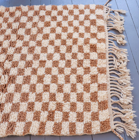 Tapis berbère Beni Ouarain – Motif damier beige et blanc en laine tissée main (108 × 150 cm)