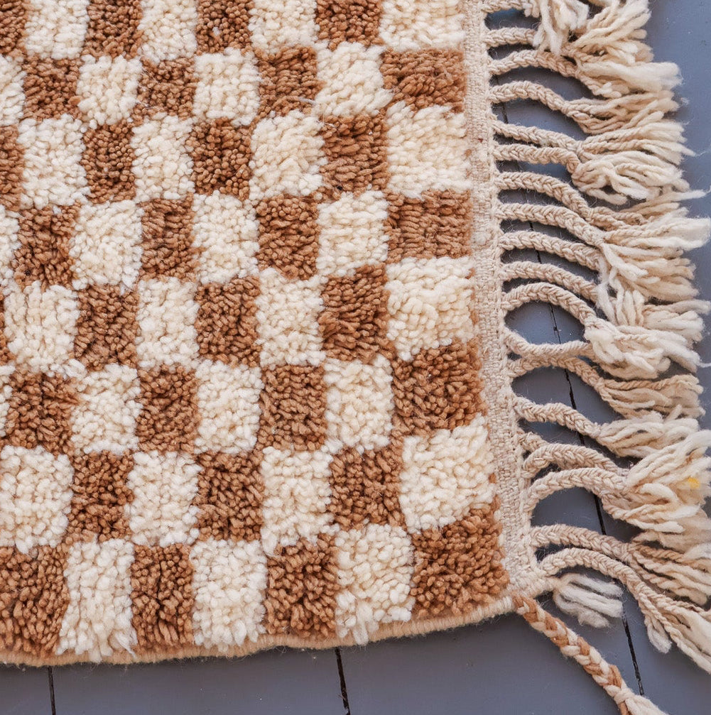Tapis berbère Beni Ouarain – Motif damier beige et blanc en laine tissée main (108 × 150 cm)