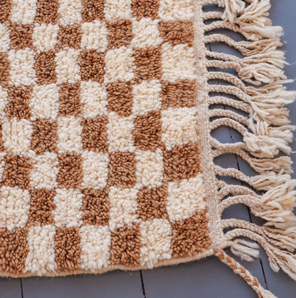 Tapis berbère Beni Ouarain – Motif damier beige et blanc en laine tissée main (108 × 150 cm)