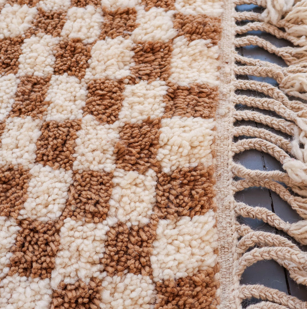 Tapis berbère Beni Ouarain – Motif damier beige et blanc en laine tissée main (108 × 150 cm)