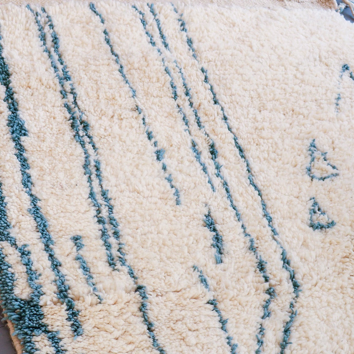 Tapis berbère Beni Ouarain – Laine blanche et motifs bleus tissés main (101 × 153 cm)