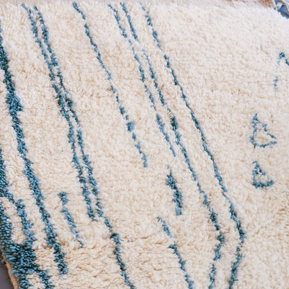 Tapis berbère Beni Ouarain – Laine blanche et motifs bleus tissés main (101 × 153 cm)