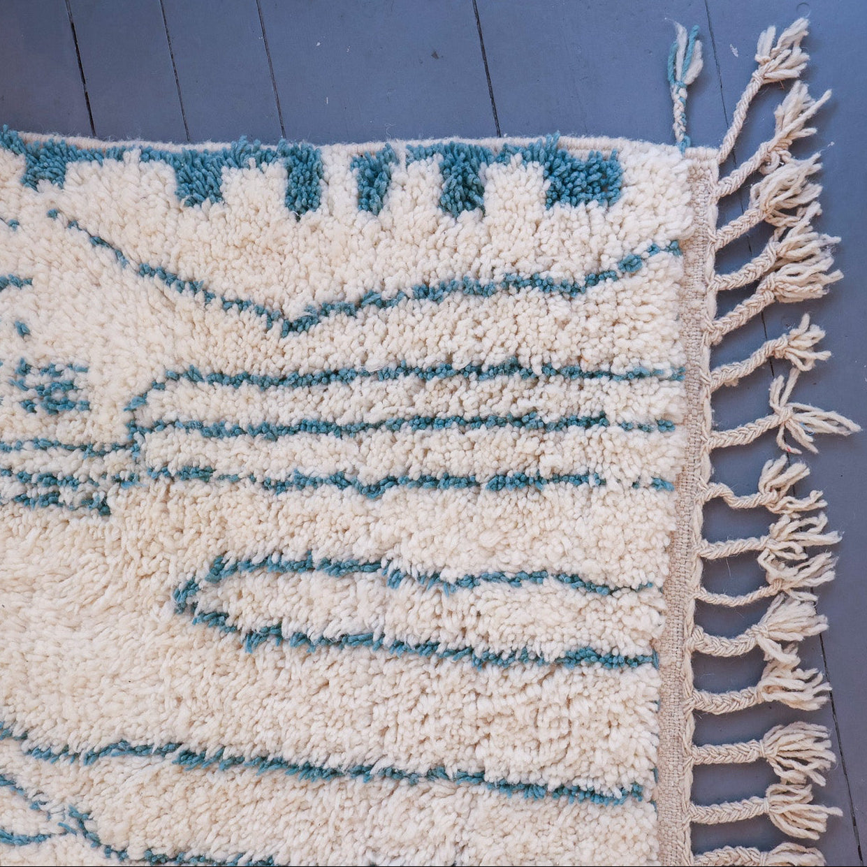 Tapis berbère Beni Ouarain – Laine blanche et motifs bleus tissés main (101 × 153 cm)