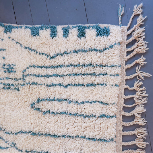 Tapis berbère Beni Ouarain – Laine blanche et motifs bleus tissés main (101 × 153 cm)