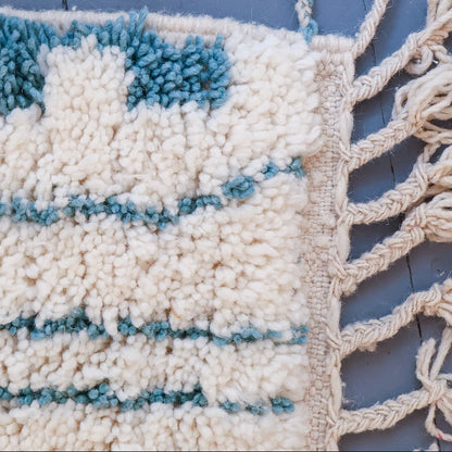 Tapis berbère Beni Ouarain – Laine blanche et motifs bleus tissés main (101 × 153 cm)