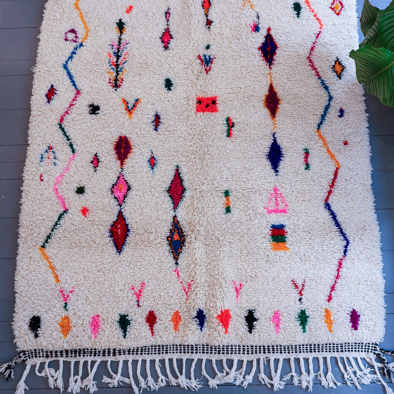 Tapis Azilal – Laine naturelle à motifs colorés tissée main (164 × 298 cm)