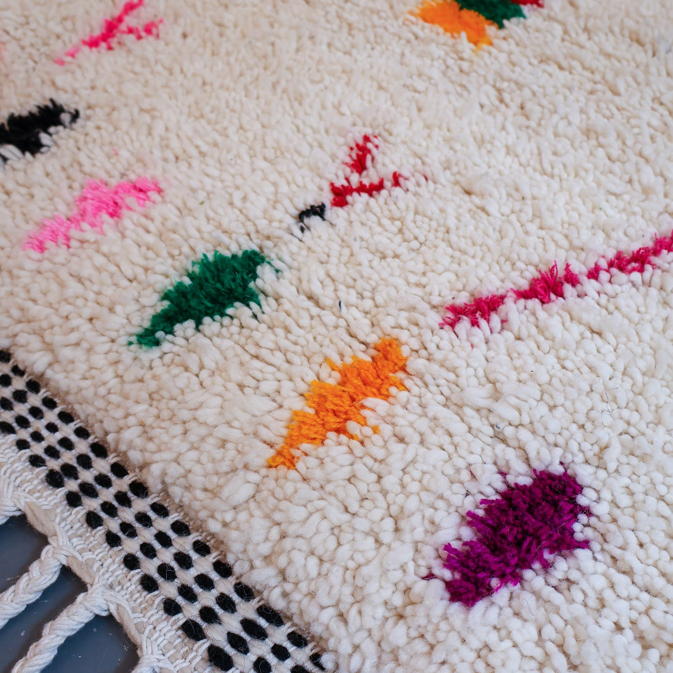 Tapis Azilal – Laine naturelle à motifs colorés tissée main (164 × 298 cm)
