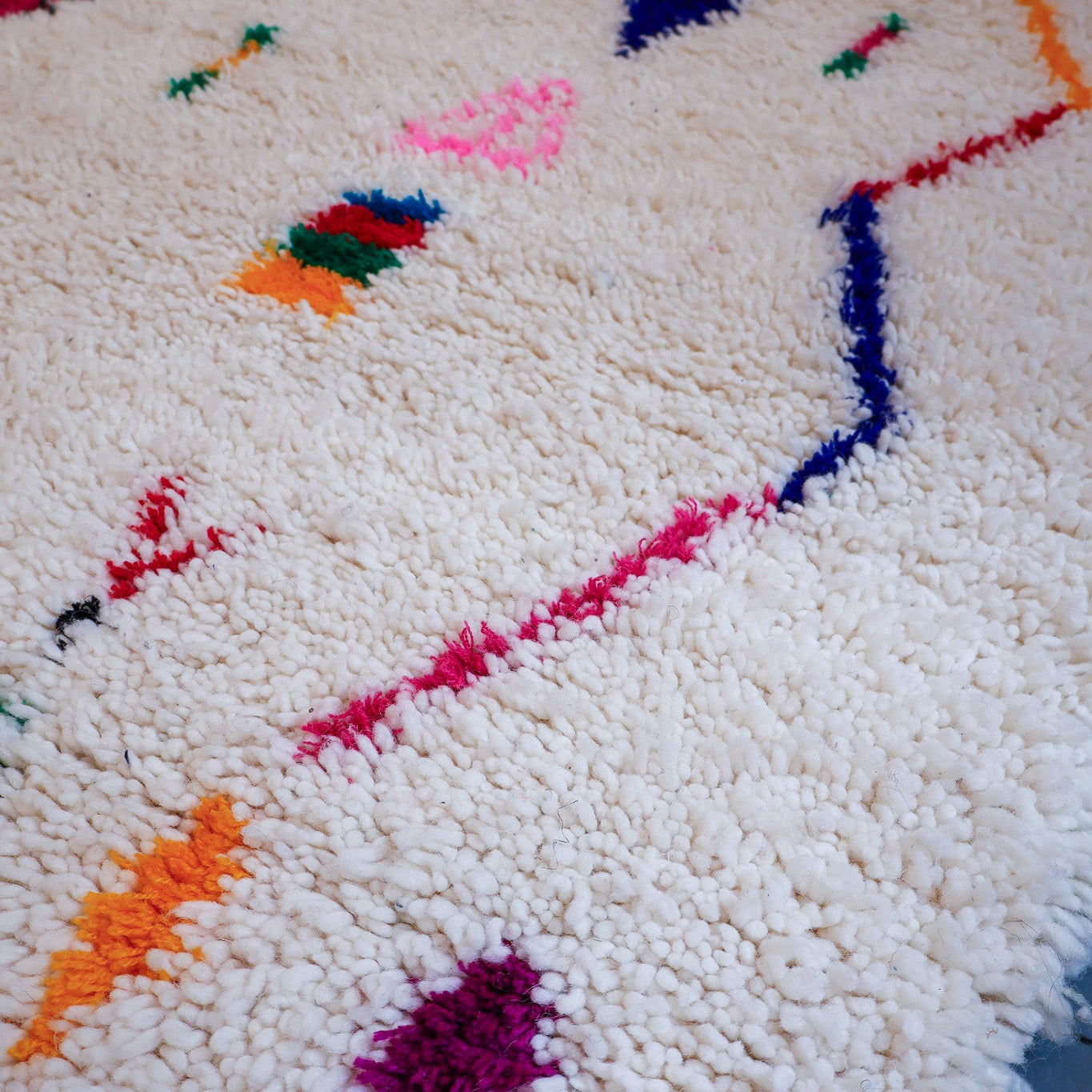Tapis Azilal – Laine naturelle à motifs colorés tissée main (164 × 298 cm)