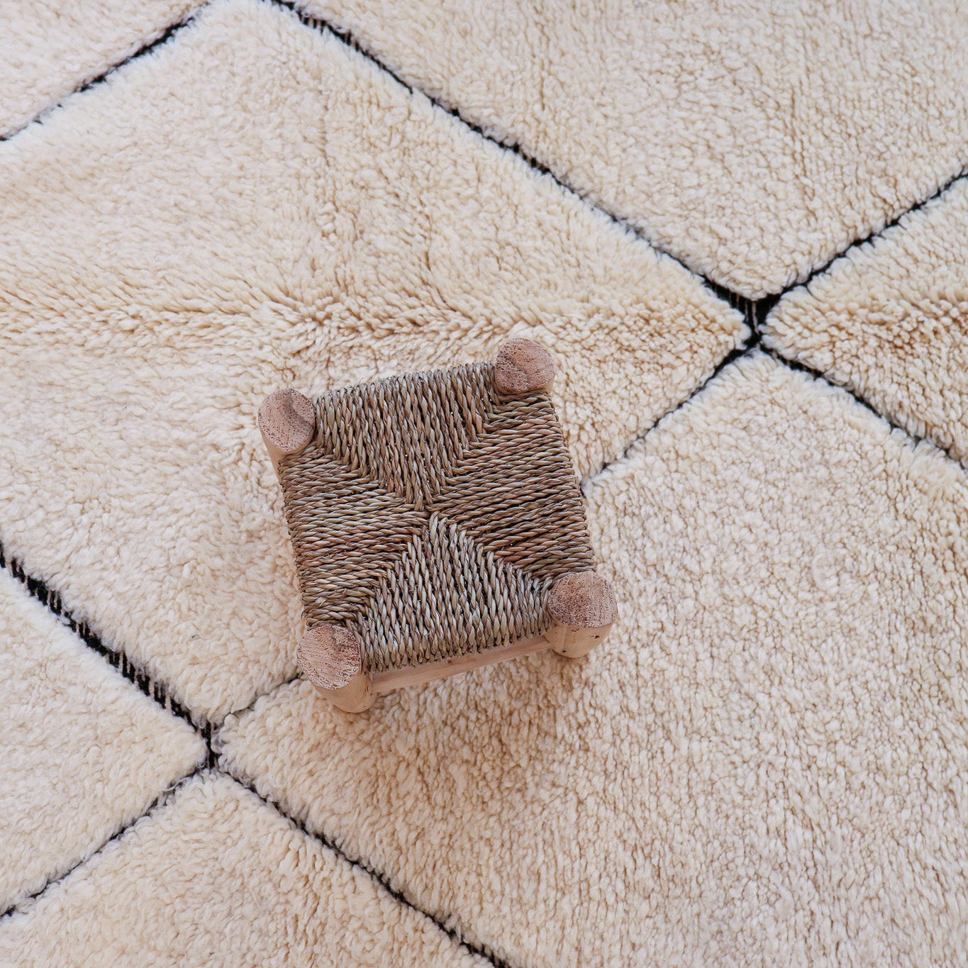Tapis Beni Ouarain – Laine naturelle écrue à motifs losanges noirs (153 × 255 cm)
