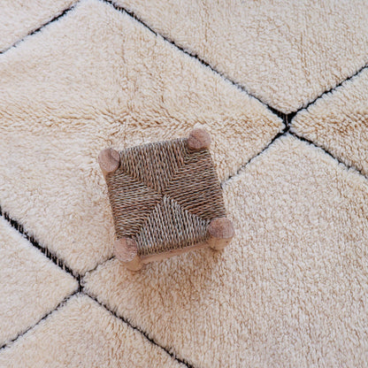 Tapis Beni Ouarain – Laine naturelle écrue à motifs losanges noirs (153 × 255 cm)