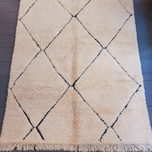 Tapis Beni Ouarain – Laine naturelle écrue à motifs losanges noirs (153 × 255 cm)