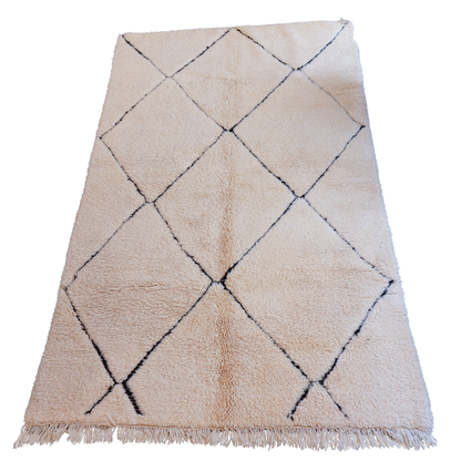 Tapis Beni Ouarain – Laine naturelle écrue à motifs losanges noirs (153 × 255 cm)
