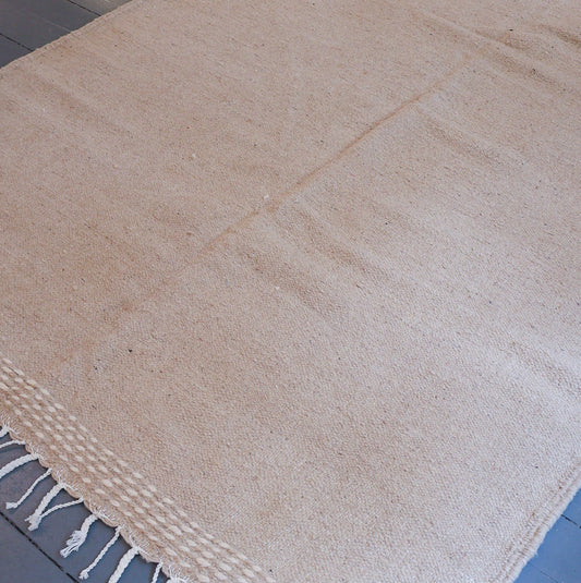 Tapis kilim beige uni – Laine naturelle tissée main (147 x 247 cm)