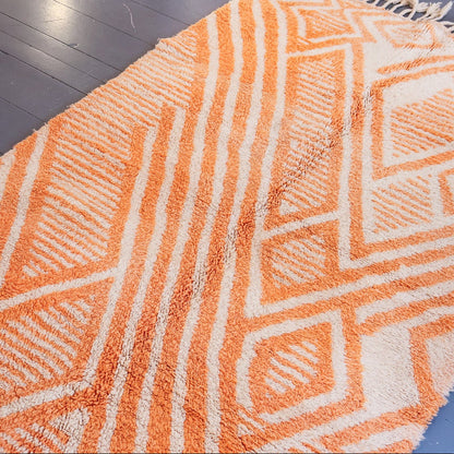 Tapis Mrirt berbère – Laine naturelle épaisse à motifs géométriques orange tissée main (148 × 260 cm)