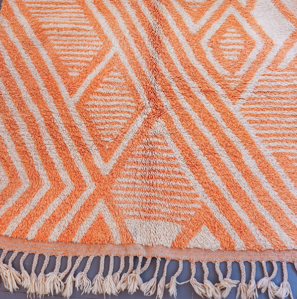 Tapis Mrirt berbère – Laine naturelle épaisse à motifs géométriques orange tissée main (148 × 260 cm)