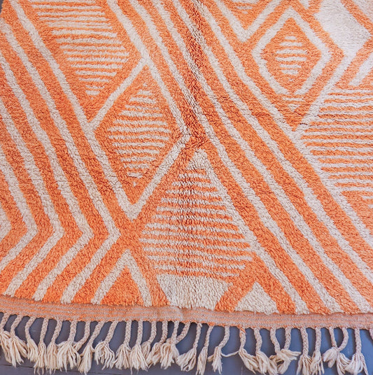 Tapis Mrirt berbère – Laine naturelle épaisse à motifs géométriques orange tissée main (148 × 260 cm)