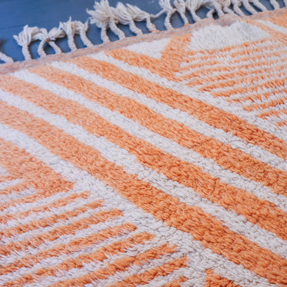 Tapis Mrirt berbère – Laine naturelle épaisse à motifs géométriques orange tissée main (148 × 260 cm)