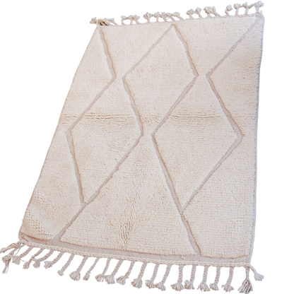 Tapis berbère blanc à motifs Beni Ouarain – Laine blanche tissée main (107 × 140 cm)