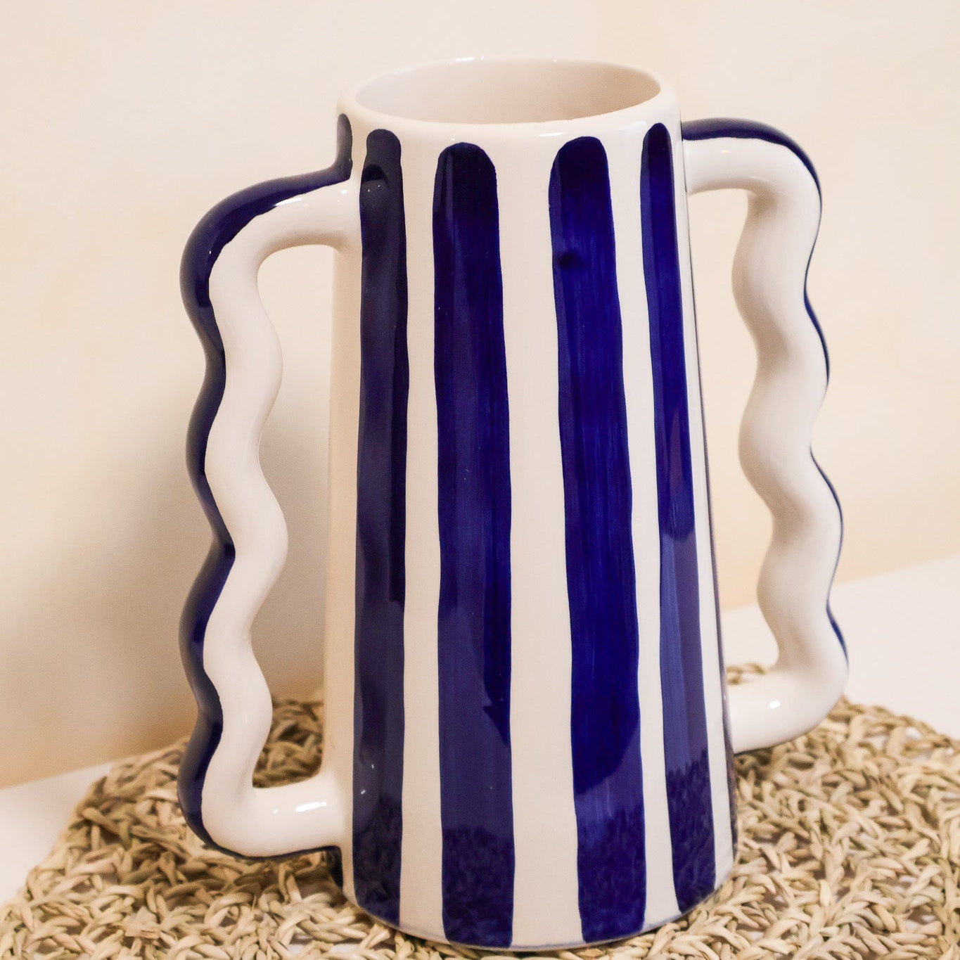 Vase MOUJA à rayures – fabrication artisanale, vase marocain fait main à rayures bleu marine et anses ondulées