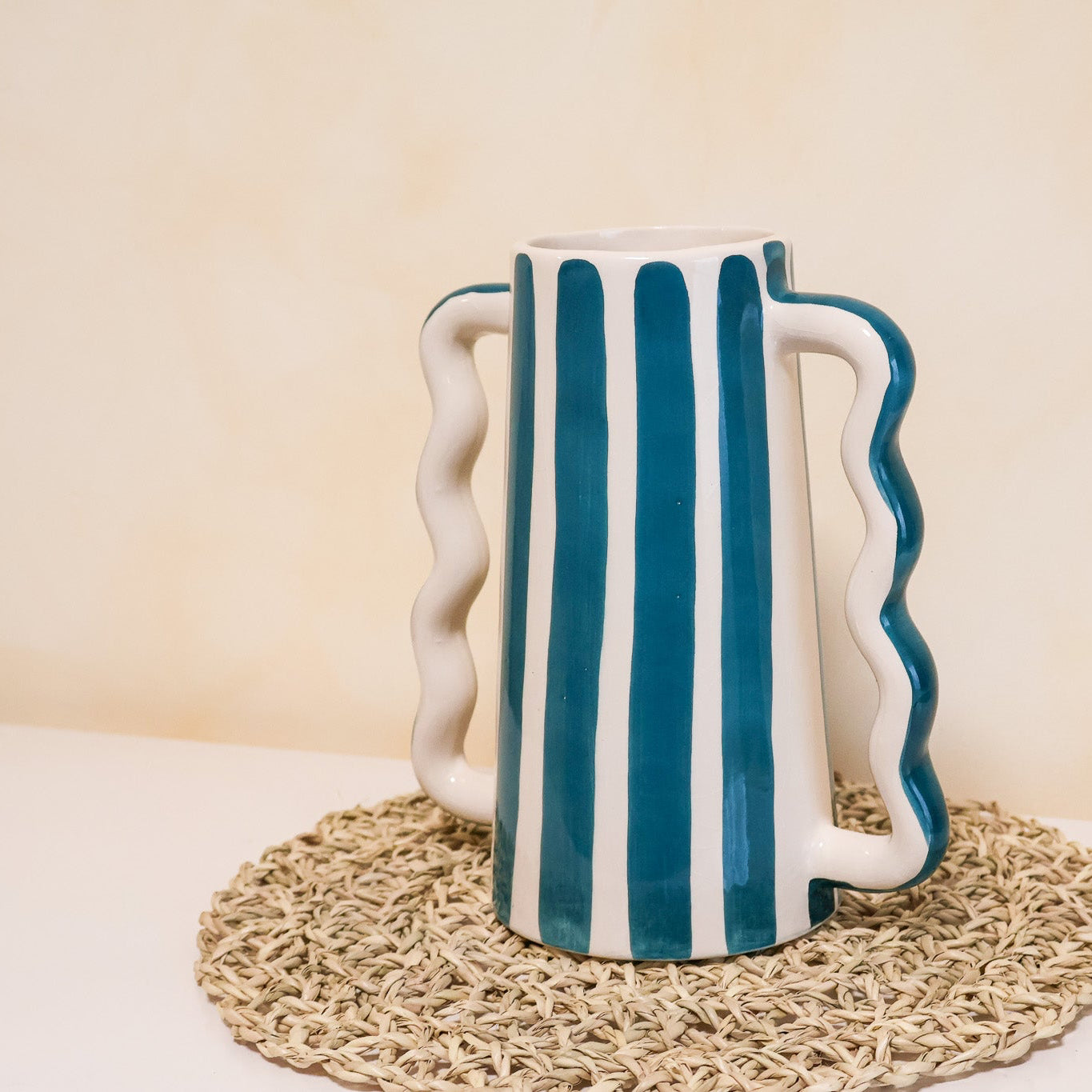 Alt Tag: Vase MOUJA à rayures – fabrication artisanale, vase marocain fait main à rayures bleu pétrole, anses ondulées