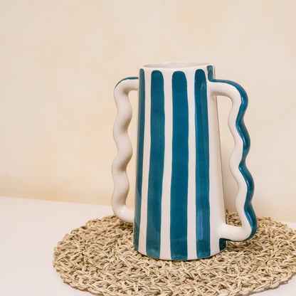 Alt Tag: Vase MOUJA à rayures – fabrication artisanale, vase marocain fait main à rayures bleu pétrole, anses ondulées