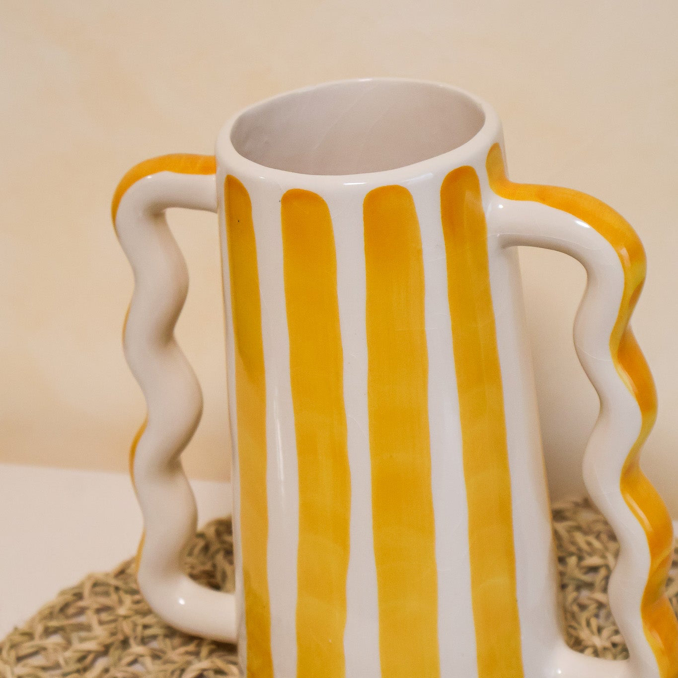 Vase MOUJA à rayures – fabrication artisanale, vase en céramique fait main au Maroc avec rayures jaunes peintes à main levée