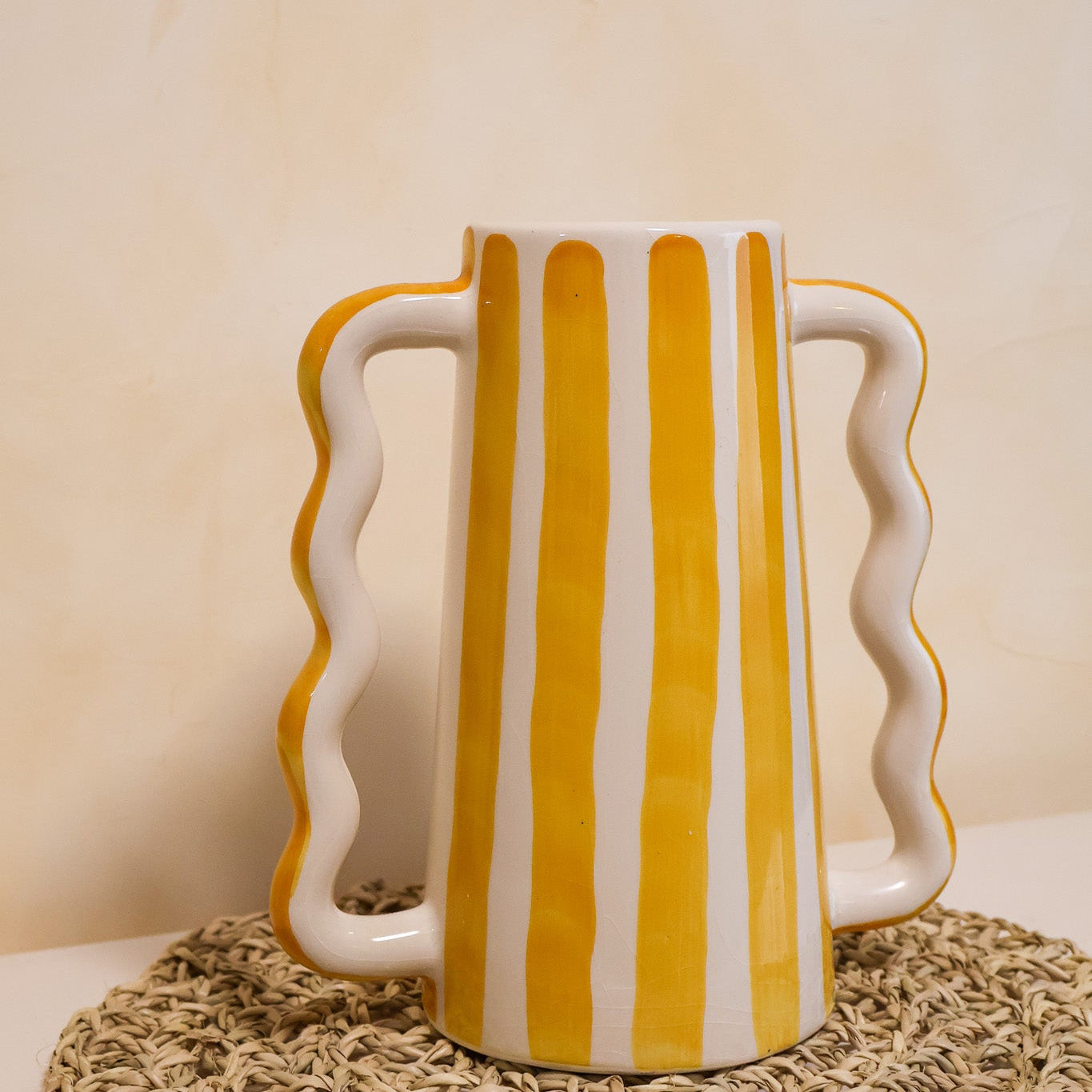 Vase MOUJA à rayures – fabrication artisanale, vase en céramique artisanale rayée jaune et blanche, fait main au Maroc